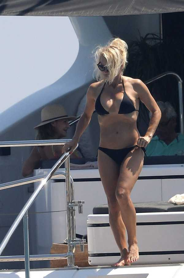 Pamela Anderson Bikini Pics KLYKER COM